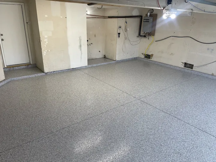 Gray flake garage floor with a high-gloss topcoat